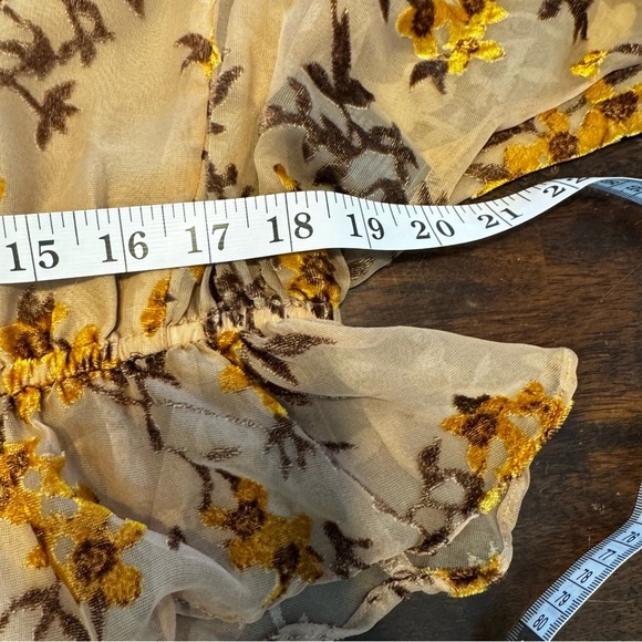 Storia Women’s Lined Tan Velvet Burnout Floral Cinched Waist Peasant Blouse Sz S - Picture 10 of 10